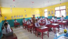 Bupati Halmahera Utara, Piet Hein Babua ketika melihat langsung pelaksanaan ujian sekolah || Foto: Istimewa
