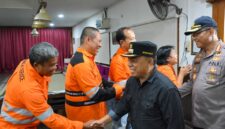 Bupati Halut saat menemui buruh NHM (Detik Indonesia/Zona Malut)