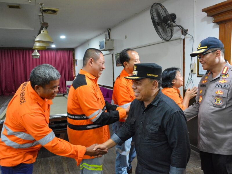 Bupati Halut saat menemui buruh NHM (Detik Indonesia/Zona Malut)