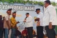 Donatus Nimbitkendik secara simbolis menyerahkansumbangan pribadi kepada Ketua Panitia Pra-Konferensi, disaksikan pengurus Dewan Adat Mbaham Matta. (Foto PrimaRakyat.com/Salmon Teriraun/Detik Indonesia)