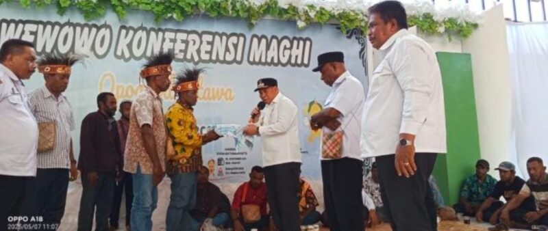 Donatus Nimbitkendik secara simbolis menyerahkansumbangan pribadi kepada Ketua Panitia Pra-Konferensi, disaksikan pengurus Dewan Adat Mbaham Matta. (Foto PrimaRakyat.com/Salmon Teriraun/Detik Indonesia)