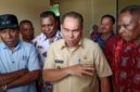 Bupati Samaun Dahlan, bersama Wakil Bupati Donatus Nimbitkendik, saat kunjungi kantor PDAM Fakfak. (Detik Indonesia/InfoFakfak)