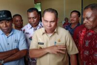 Bupati Samaun Dahlan, bersama Wakil Bupati Donatus Nimbitkendik, saat kunjungi kantor PDAM Fakfak. (Detik Indonesia/InfoFakfak)