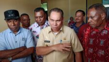 Bupati Samaun Dahlan, bersama Wakil Bupati Donatus Nimbitkendik, saat kunjungi kantor PDAM Fakfak. (Detik Indonesia/InfoFakfak)