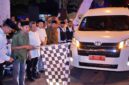 Bupati Sragen Sigit Pamungkas (kiri) dan Wakil Bupati Sragen Suroto melepas keberangkatan calon jemaah haji asal Kabupaten Sragen, Minggu (19/5/2025) malam. (Ahmad Khairudin/Radar Solo/Detik Indonesia)