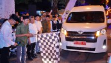 Bupati Sragen Sigit Pamungkas (kiri) dan Wakil Bupati Sragen Suroto melepas keberangkatan calon jemaah haji asal Kabupaten Sragen, Minggu (19/5/2025) malam. (Ahmad Khairudin/Radar Solo/Detik Indonesia)