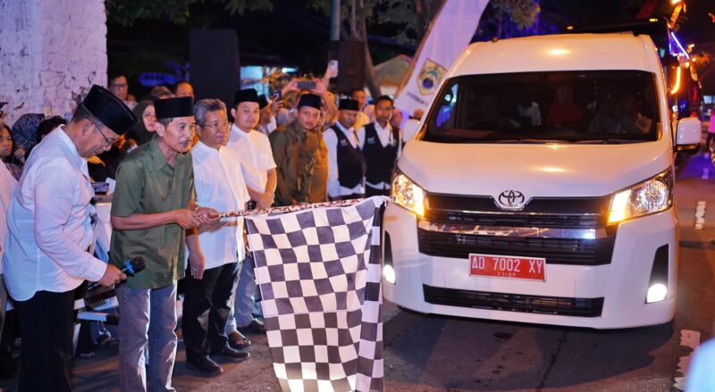 Bupati Sragen Sigit Pamungkas (kiri) dan Wakil Bupati Sragen Suroto melepas keberangkatan calon jemaah haji asal Kabupaten Sragen, Minggu (19/5/2025) malam. (Ahmad Khairudin/Radar Solo/Detik Indonesia)