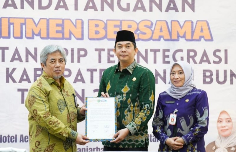 Bupati Tanah Bumbu Andi Rudi Latif saat menerima piagam penghargaan di Banjarbaru bersama BPKP Provinsi Kalimantan Selatan (Dok. Pemkab Tanah Bumbu)
