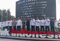 Gubernur Maluku Hendrik Lewerissa saat menggelar Kunjungan Kerja perdana ke Maluku Tenggara, Senin (12/5/2025). (Detik Indonesia/TribunAmbon)