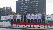 Gubernur Maluku Hendrik Lewerissa saat menggelar Kunjungan Kerja perdana ke Maluku Tenggara, Senin (12/5/2025). (Detik Indonesia/TribunAmbon)