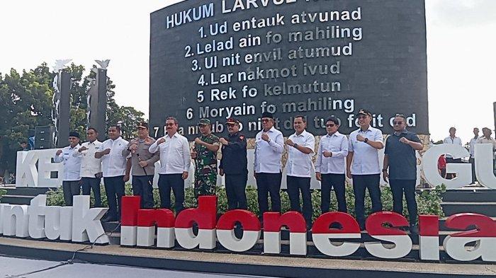 Gubernur Maluku Hendrik Lewerissa saat menggelar Kunjungan Kerja perdana ke Maluku Tenggara, Senin (12/5/2025). (Detik Indonesia/TribunAmbon)