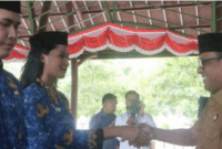 Penyerahan SK Pengangkatan PNS lingkup Pemkab Malteng (ANTARA/HO-Pemkab Malteng)