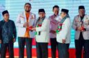 Bupati Halmahera Selatan, Maluku Utara Bassam Kasuba (kedua dari kiri) ketika menerima penghargaan dari DPP PKS, Rabu (30/4/2025) (Tribun Ternate/Detik Indonesia)