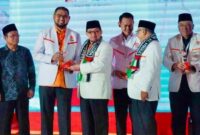 Bupati Halmahera Selatan, Maluku Utara Bassam Kasuba (kedua dari kiri) ketika menerima penghargaan dari DPP PKS, Rabu (30/4/2025) (Tribun Ternate/Detik Indonesia)