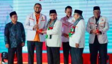 Bupati Halmahera Selatan, Maluku Utara Bassam Kasuba (kedua dari kiri) ketika menerima penghargaan dari DPP PKS, Rabu (30/4/2025) (Tribun Ternate/Detik Indonesia)