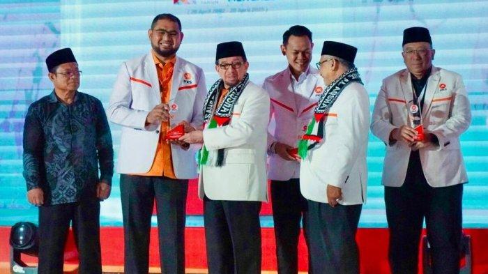 Bupati Halmahera Selatan, Maluku Utara Bassam Kasuba (kedua dari kiri) ketika menerima penghargaan dari DPP PKS, Rabu (30/4/2025) (Tribun Ternate/Detik Indonesia)