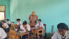 Bupati Timor Tengah Utara, Yosep Falentinus Delasalle Kebo, didampingi Kepala Dinas Pendidikan dan Kebudayaan Kabupaten TTU, Beato Yosep Frent Omenu, memantau langsung pelaksanaan ujian sekolah di SMPN Oetfo dan SMPN Kotafoun, Kecamatan Biboki Anleu. (Pos Kupang/Detik Indonesia)