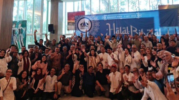 Ikatan Alumni Universitas Trisakti (IKA USAKTI) menggelar acara halal bihalal pada Sabtu (3/5/2025), di Roemah Djan, Jalan Talang, Menteng, Jakarta Pusat. Acara ini menjadi ajang merajut kembali tali silaturahmi antar alumni sekaligus memperkuat semangat kolaborasi lintas angkatan dan jurusan. (Detik Indonesia/Tribunnews)