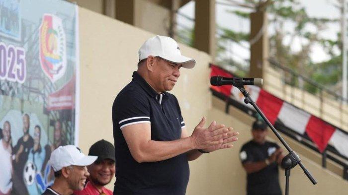 Bupati Fakfak, Samaun Dahlan saat menyampaikan sambutannya di mana pihaknya berkomitmen untuk menghadirkan berbagai kompetisi olahraga di Kabupaten Fakfak Papua Barat, Senin (19/5/2025). (DETIKINDONESIA/TRIBUNPAPUA)