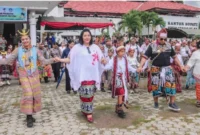 Bupati TTU beserta istri saat memimpin Upacara Hardiknas (Detik Indonesia/Zona Nusantara)