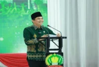 Bupati Tanah Bumbu Provinsi Kalimantan Selatan, Andi Rudi Latif atau akrab disapa Bang Arul memberi sambutan pada acara pisah sambut Komandan Kodim 1022 Tanah Bumbu. Senin. (5/5/2025) (ANTARA/HO-Diskominfo Tanah Bumbu/Detik Indonesia)