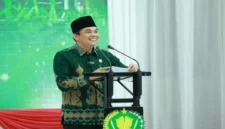 Bupati Tanah Bumbu Provinsi Kalimantan Selatan, Andi Rudi Latif atau akrab disapa Bang Arul memberi sambutan pada acara pisah sambut Komandan Kodim 1022 Tanah Bumbu. Senin. (5/5/2025) (ANTARA/HO-Diskominfo Tanah Bumbu/Detik Indonesia)