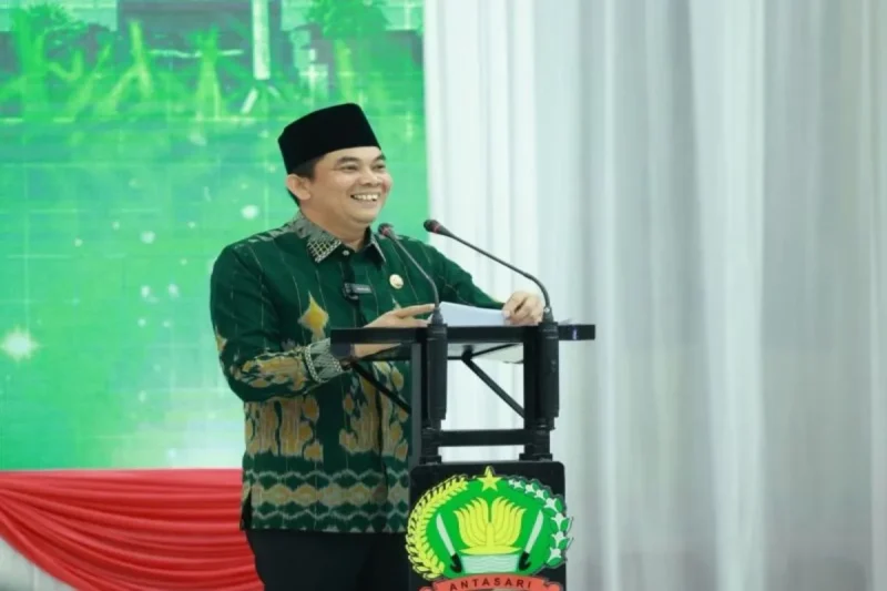 Bupati Tanah Bumbu Provinsi Kalimantan Selatan, Andi Rudi Latif atau akrab disapa Bang Arul memberi sambutan pada acara pisah sambut Komandan Kodim 1022 Tanah Bumbu. Senin. (5/5/2025) (ANTARA/HO-Diskominfo Tanah Bumbu/Detik Indonesia)