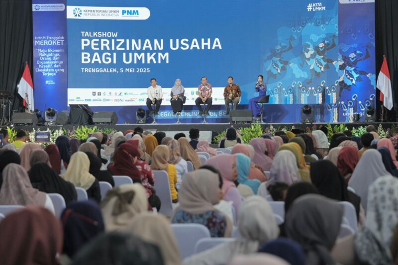  Bupati Trenggalek Mochamad Nurul Arifin mengatakan, ajang Festival Kemudahan dan Pelindungan Usaha Mikro di Kabupaten Trenggalek diharapkan bisa menjadi momen kebangkitan UMKM Trenggalek. (Humas Kementerian UMKM) 