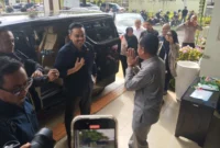 Menteri UMKM Maman Abdurahman tiba di gedung Pengadilan Negeri Banjarbaru untuk menjadi amicus curiae di sidang kasus Mama Khas Banjar, Rabu (14/5/2025). (FADLAN ZAKIRI/RADAR BANJARMASIN/DETIK INDONESIA)