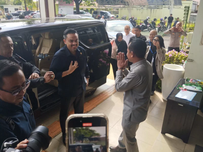 Menteri UMKM Maman Abdurahman tiba di gedung Pengadilan Negeri Banjarbaru untuk menjadi amicus curiae di sidang kasus Mama Khas Banjar, Rabu (14/5/2025). (FADLAN ZAKIRI/RADAR BANJARMASIN/DETIK INDONESIA)