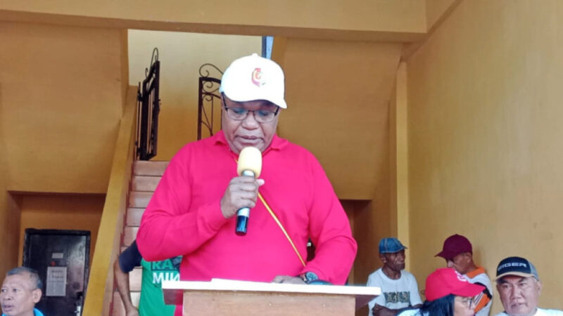 Asisten II Setda Kabupaten Fakfak Arobi Hindom saat membacakan sambutan Bupati Fakfak Samaun Dahlan, Kamis 1 Mei 2025. (Detik Indonesia/WAHANANEWS.CO / Frances)