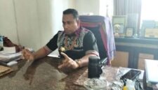 Bupati TTU, Yoseph Falentinus Delasalle Kebo saat menjelaskan terkait kebutuhan sayuran organik dari Distrik Oecusse Timor Leste tiap bulan 30 ton. (Detik Indonesia/RRI/Stef Kosat)