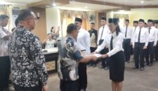 Penyerahan SK berlangsung diruang metting FTJ pada, Kamis (22/05/2025).