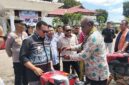 Bupati TTU Yoseph Falentinus Delasalle Kebo, diapit wakil Bupati Kamilus Elu dan Ketua DPRD Kristoforus Efi saat menyerahkan hand traktor bagi salah satu kelompok tani di halaman kantor Bupati pada Jumat (9/5/2025) (Detik Indonesia/RRI/Stef Kosat)