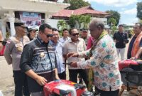 Bupati TTU Yoseph Falentinus Delasalle Kebo, diapit wakil Bupati Kamilus Elu dan Ketua DPRD Kristoforus Efi saat menyerahkan hand traktor bagi salah satu kelompok tani di halaman kantor Bupati pada Jumat (9/5/2025) (Detik Indonesia/RRI/Stef Kosat)