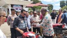Bupati TTU Yoseph Falentinus Delasalle Kebo, diapit wakil Bupati Kamilus Elu dan Ketua DPRD Kristoforus Efi saat menyerahkan hand traktor bagi salah satu kelompok tani di halaman kantor Bupati pada Jumat (9/5/2025) (Detik Indonesia/RRI/Stef Kosat)
