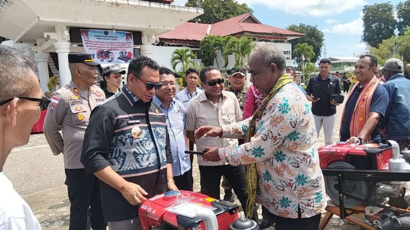 Bupati TTU Yoseph Falentinus Delasalle Kebo, diapit wakil Bupati Kamilus Elu dan Ketua DPRD Kristoforus Efi saat menyerahkan hand traktor bagi salah satu kelompok tani di halaman kantor Bupati pada Jumat (9/5/2025) (Detik Indonesia/RRI/Stef Kosat)