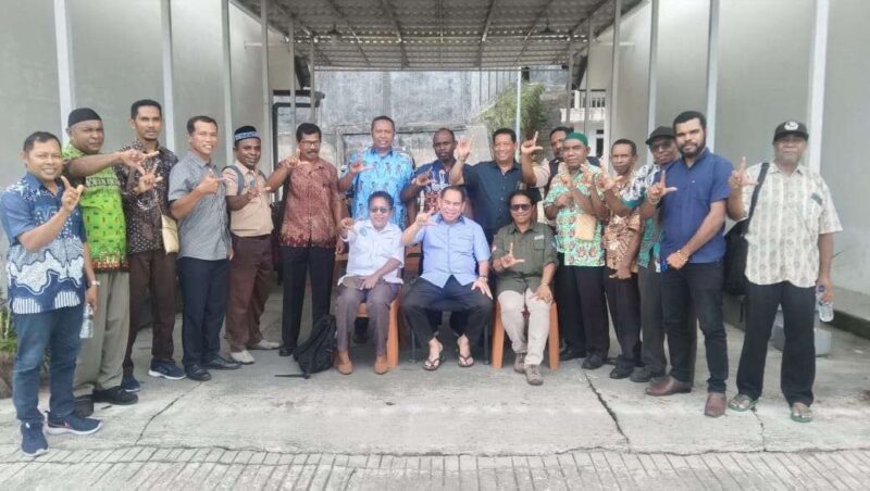 Foto bersama Bupati Fakfak Samaun Dahlan dengan ketua KKKS, MKKS serta perwakilan Kepala Sekolah, (Foto: Sumber Rri/NicoAfloubun/DETIK INDONESIA)