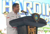 Bupati Teluk Bintuni Yoahanis Manibuy Ketika Memberikan Sambutan dalam Perataan Hardiknas di Gedung Serbaguna Teluk Bintuni Jumat (2/5/2025) (Detik Indonesia/RRI/Dina)