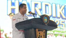 Bupati Teluk Bintuni Yoahanis Manibuy Ketika Memberikan Sambutan dalam Perataan Hardiknas di Gedung Serbaguna Teluk Bintuni Jumat (2/5/2025) (Detik Indonesia/RRI/Dina)