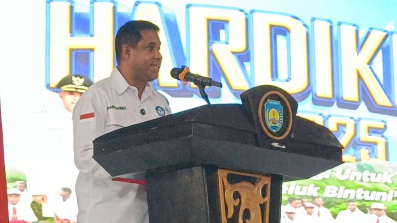 Bupati Teluk Bintuni Yoahanis Manibuy Ketika Memberikan Sambutan dalam Perataan Hardiknas di Gedung Serbaguna Teluk Bintuni Jumat (2/5/2025) (Detik Indonesia/RRI/Dina)