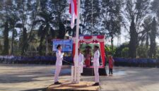 Pengibaran bendera pada Upacara Hardiknas 2025 Di Papua Barat Daya (2/5/2025) (RRI/Husni Laing/Detik Indonesia)