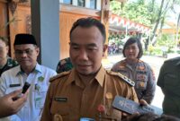 Bupati Sragen Sigit Pamungkas saat menjawab pertanyaan wartawan di rumah dinas bupati. (Detik Indonesia/RRI/Mulato Ishaan)