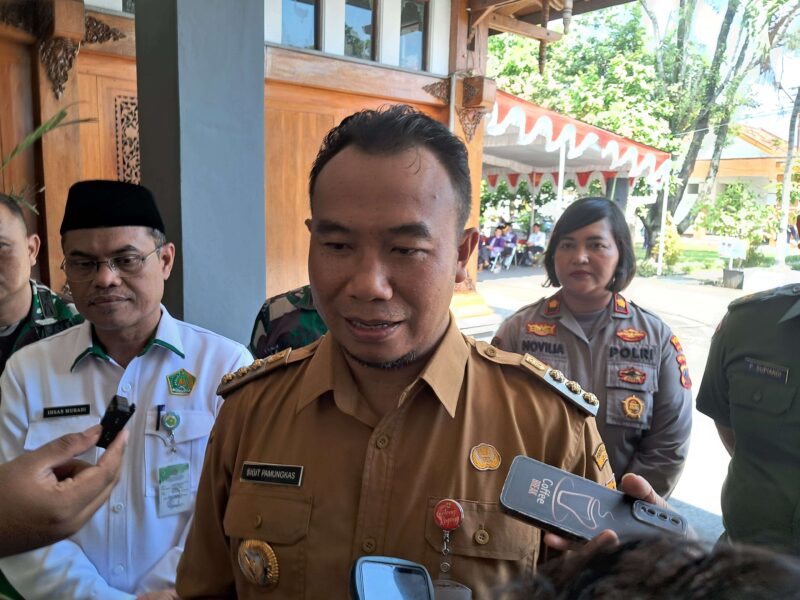 Bupati Sragen Sigit Pamungkas saat menjawab pertanyaan wartawan di rumah dinas bupati. (Detik Indonesia/RRI/Mulato Ishaan)