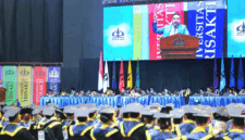 Menteri UMKM Maman Abdurrahman saat mengajak para wisudawan Universitas Trisakti untuk berani mengambil risiko bisnis, siap menaklukkan masa depan sebagai wirausaha inspiratif. (Foto: Dok. Kementerian UMKM)