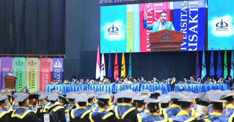Menteri UMKM Maman Abdurrahman saat mengajak para wisudawan Universitas Trisakti untuk berani mengambil risiko bisnis, siap menaklukkan masa depan sebagai wirausaha inspiratif. (Foto: Dok. Kementerian UMKM)