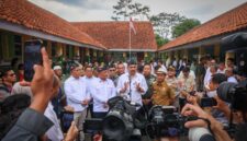 Menteri UMKM Maman Abdurahman saat berkunjung ke kawasan Kabupaten Bandung, Jawa Barat, Senin (19/5/2025). Foto: Kementerian UMKM