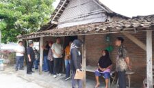 Wakil Bupati Sragen Suroto didampingi Plt Kepala Dinas Sosial Sragen Yuniarti memimpin verifikasi lapangan calon penerima bantuan rumah tidak layak huni (RTLH) beberapa waktu lalu. (Foto : DetikIndonesia/RRI/Diskominfo Kabupaten Sragen)