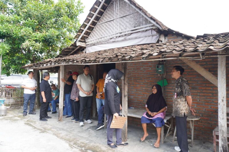 Wakil Bupati Sragen Suroto didampingi Plt Kepala Dinas Sosial Sragen Yuniarti memimpin verifikasi lapangan calon penerima bantuan rumah tidak layak huni (RTLH) beberapa waktu lalu. (Foto : DetikIndonesia/RRI/Diskominfo Kabupaten Sragen)